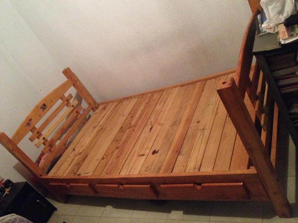 Vendo cama sencilla de madera en pino con cajones en buen