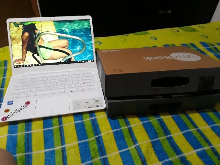 Vendo Laptop Asus Blanco