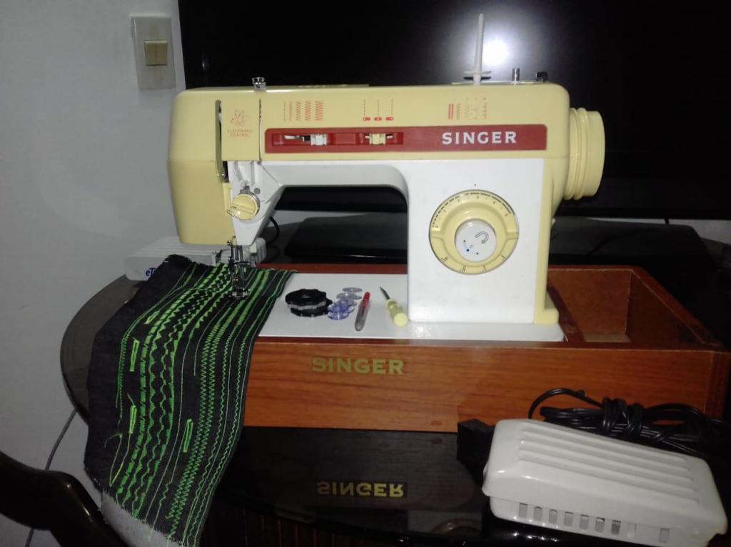Maquina de coser SINGER  C en buen estado