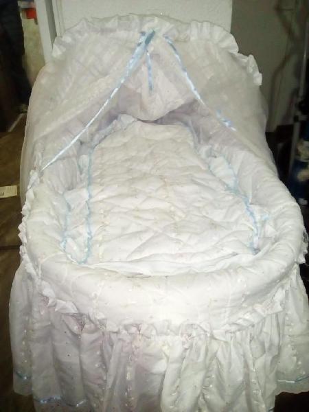 Vendo, Moisés en mimbre, bañera y silla comedor para bebe