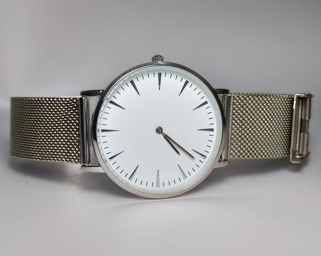 Reloj minimalista correa de malla plateada