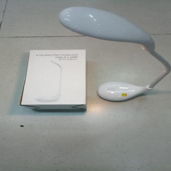 Lámpara de escritorio recargable con 3 modos de luz NUEVA