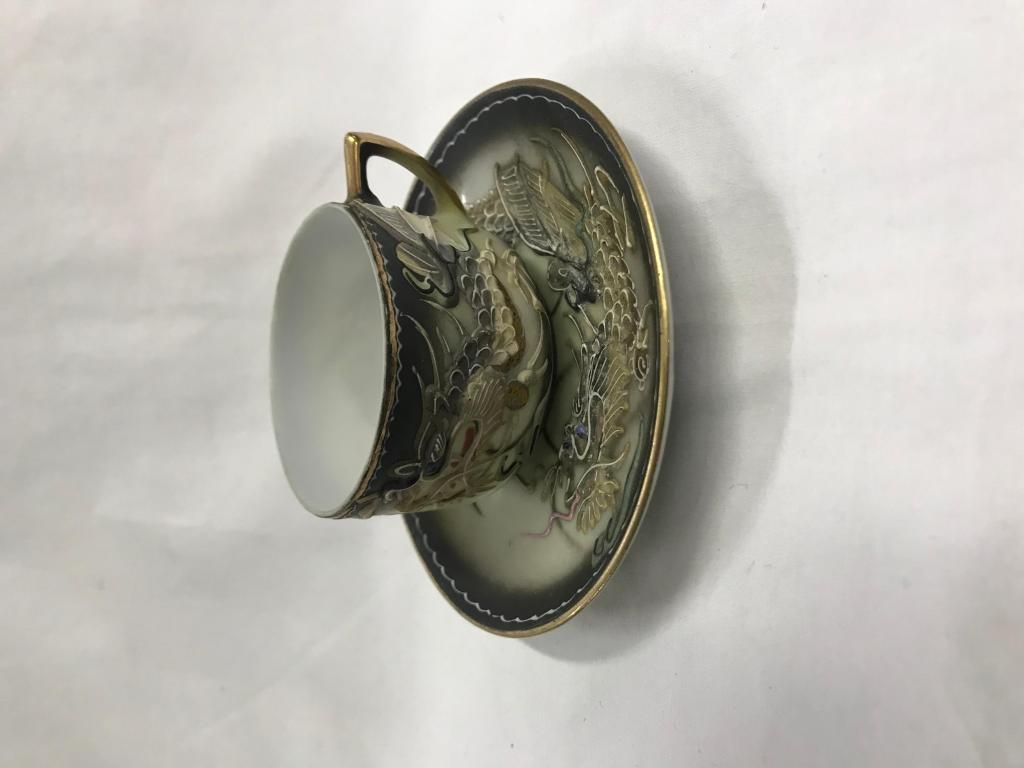 POCILLO Y PLATO PORCELANA CON DRAGON NEGRO DORADO, ANTIGUO