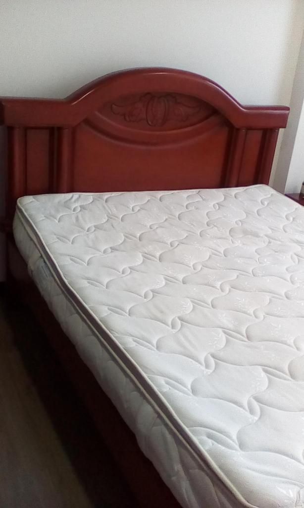 SE VENDE CAMA DOBLE CON COLCHON INCLUIDO, 2 MESITAS DE NOCHE