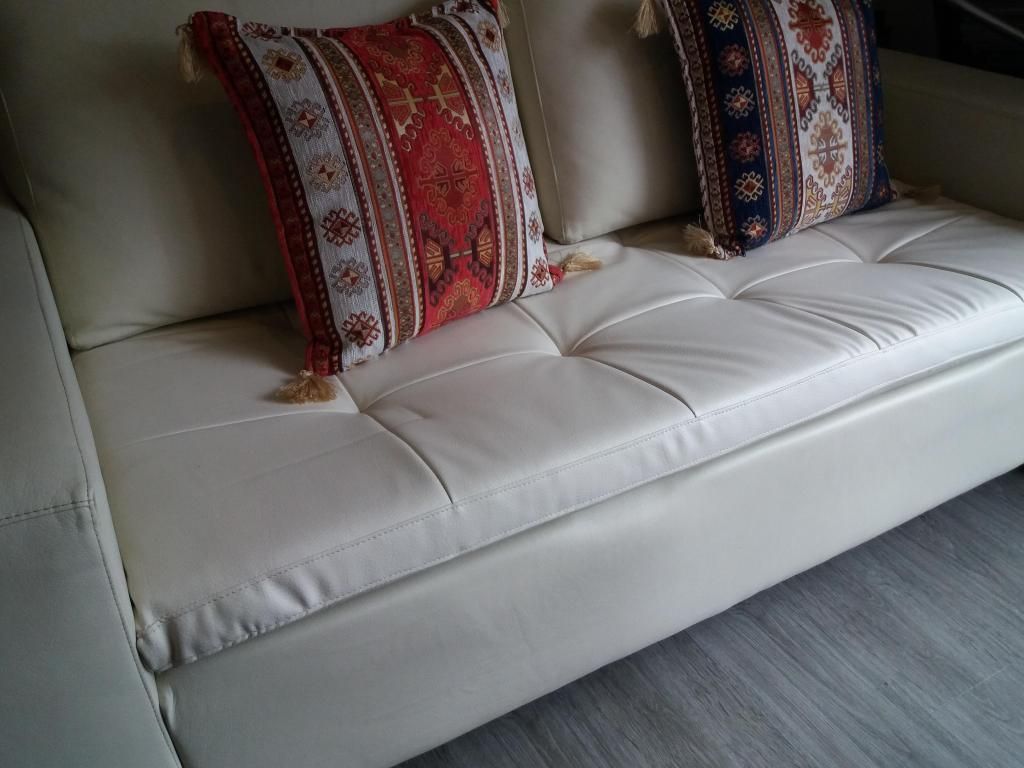Sofa color beige dos puestos