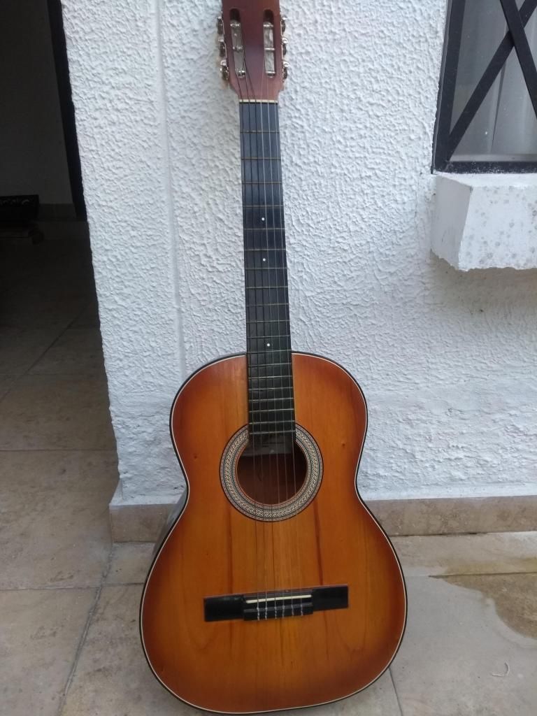 Guitarra acustica mediana en buenas condiciones