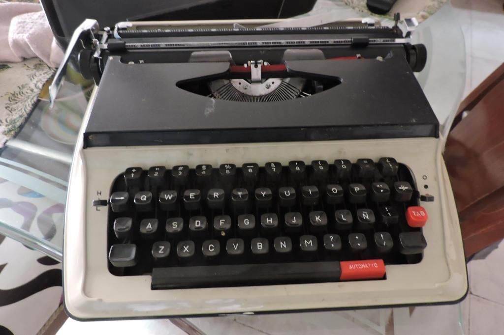 maquina de escribir con estuche portatil
