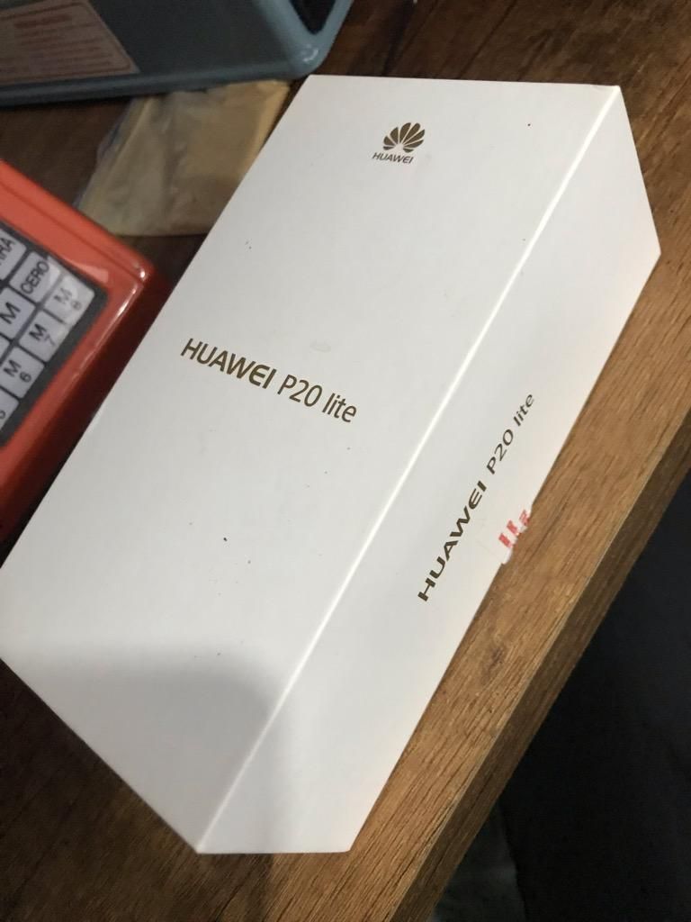 Caja con Manual Huawei P20Lite