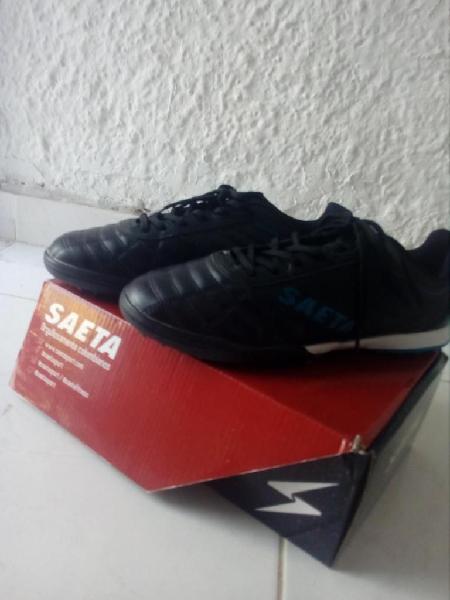 Venso zapatillas de microfutbol marca Saeta talla 41