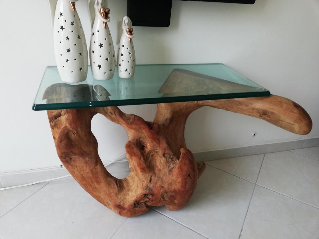 Hermosa mesa hecha de raíz natural con tapa de vidrio