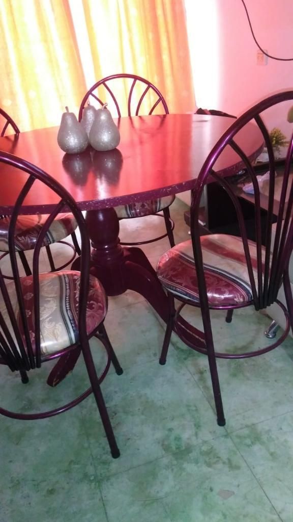 Vendo Comedor 4 Ptos Mesa en Madera