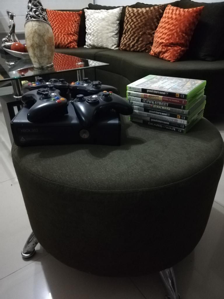 Vendo Consola Xbox 360 con 4 Mandos