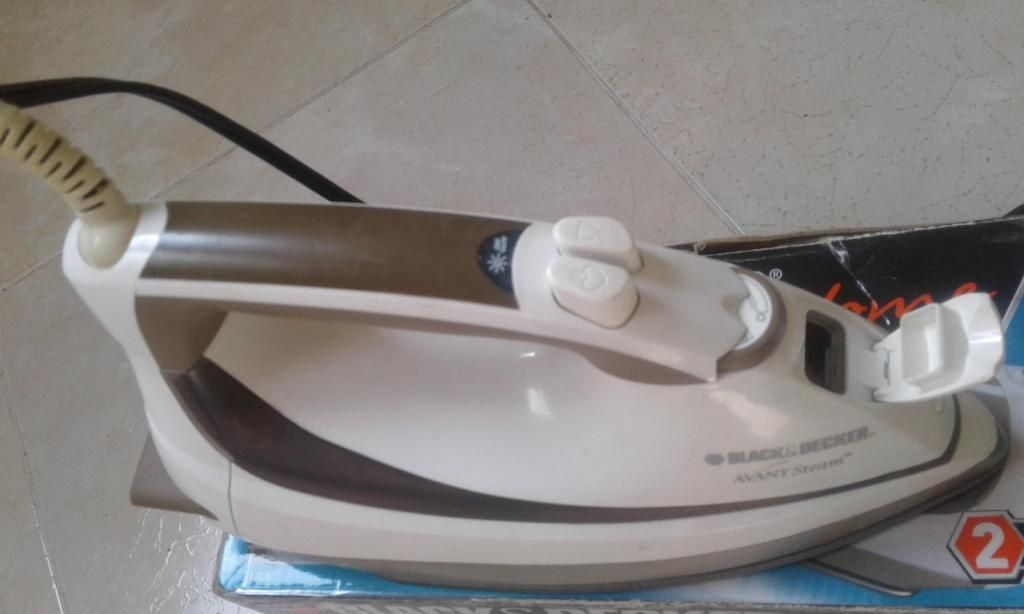 VENDO PLANCHA MARCA BLACK DECKER IMPECABLE!!