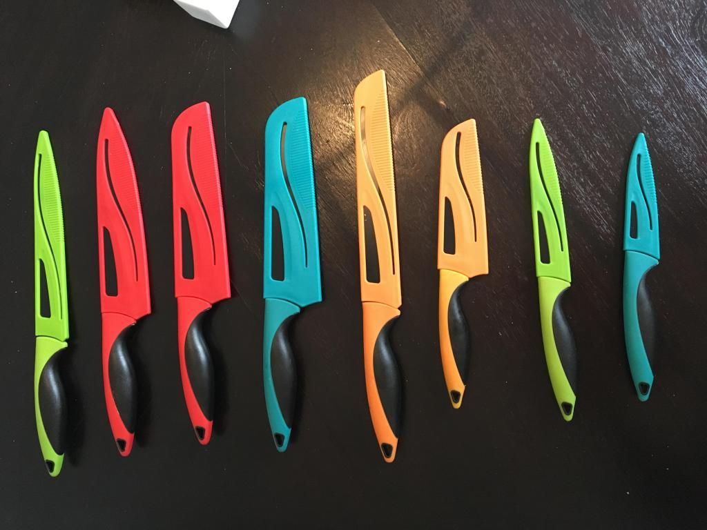 Conjunto de cuchillos de porcelana.