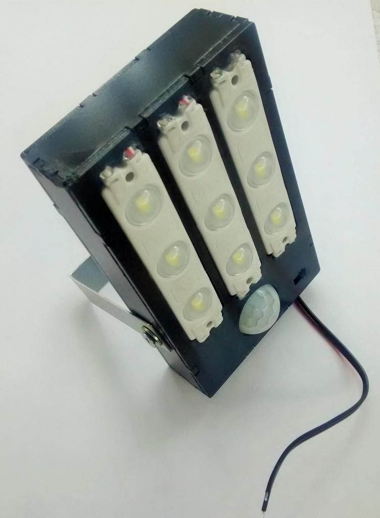 Lampara Led Solar 12V 4,5W Sensor PIR Alto Brillo