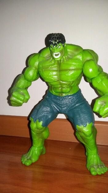 Hulk gigante importado de 30 cm de alto. movimiento, sonido
