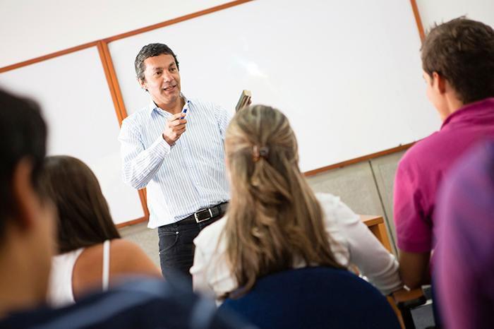 SE SOLICITA INSTRUCTORES PARA DICTAR CLASES en el programa