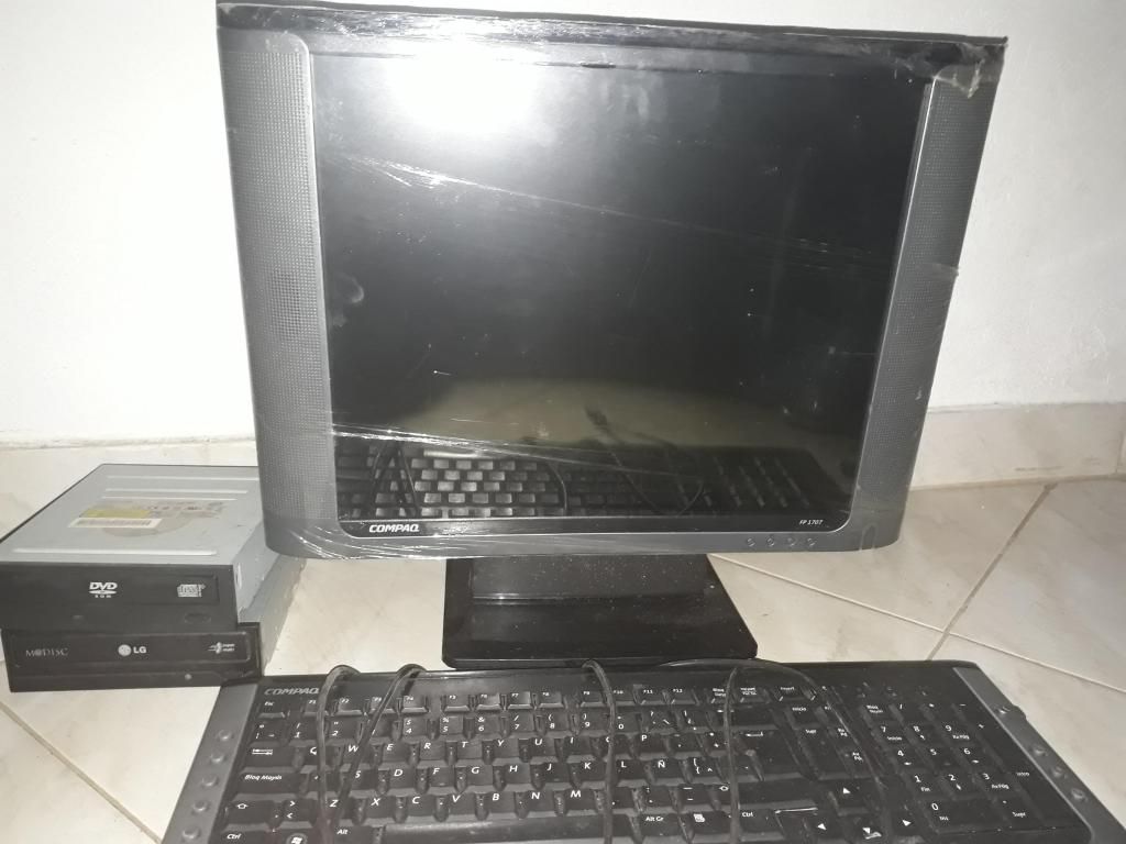 Monitor y teclado y guador de cidis en pc