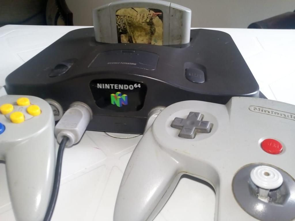 Nintendo 64 con Goldeneye 007 y 2 controles