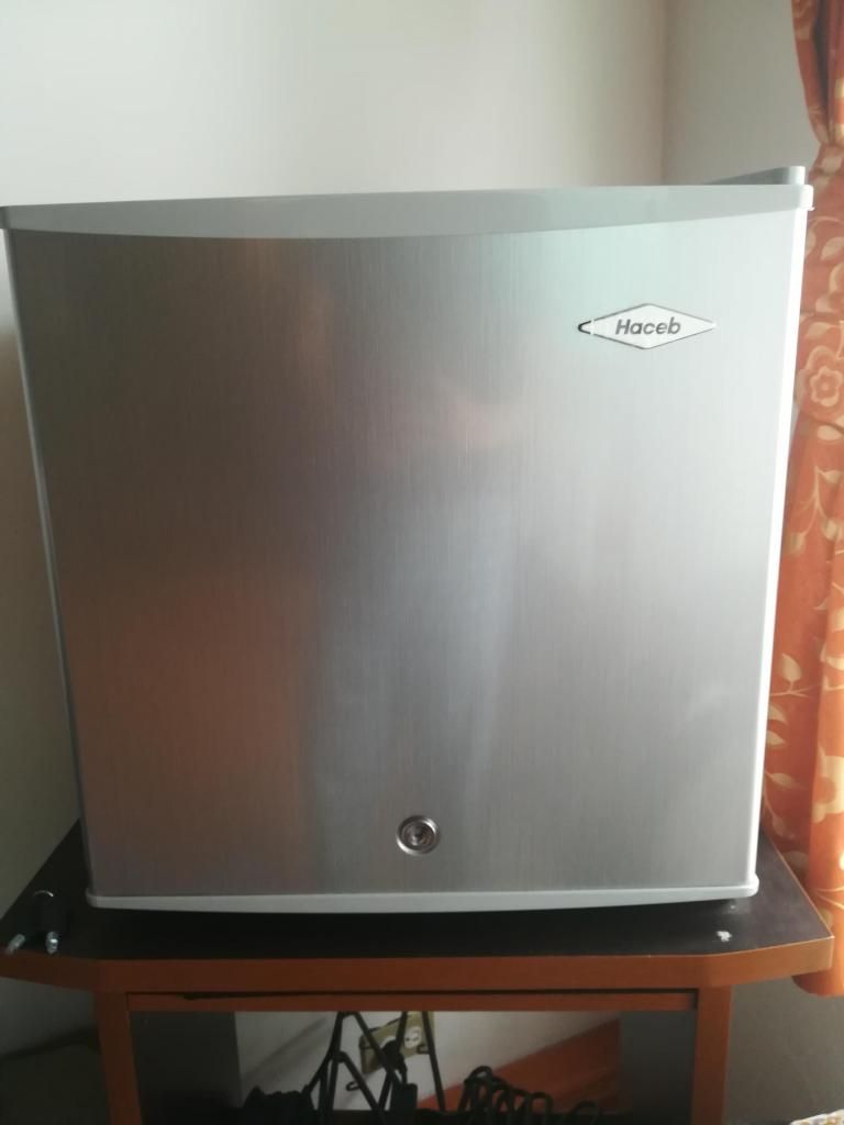 VENDO MINI BAR O MINI NEVERA TOTALMENTE NUEVA EN EXCELENTES