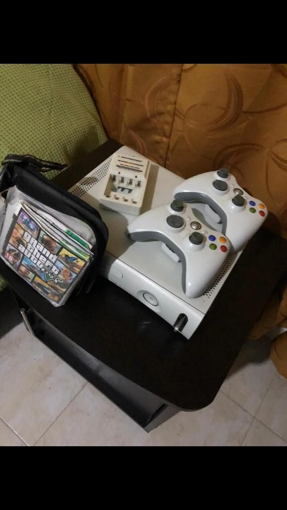 Vendo Xbox 360 Blanco 2controles Juegos