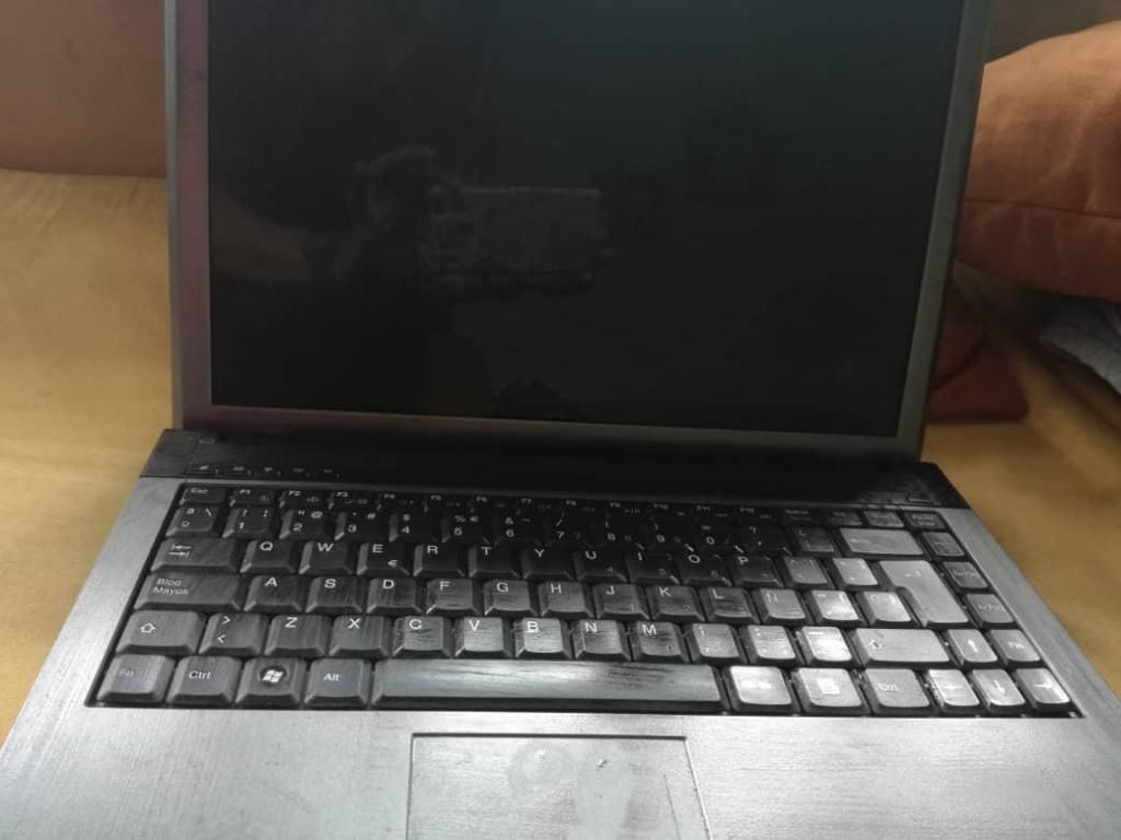 Laptop Siragon modelo EAA-89 pantalla 17" usada en buen