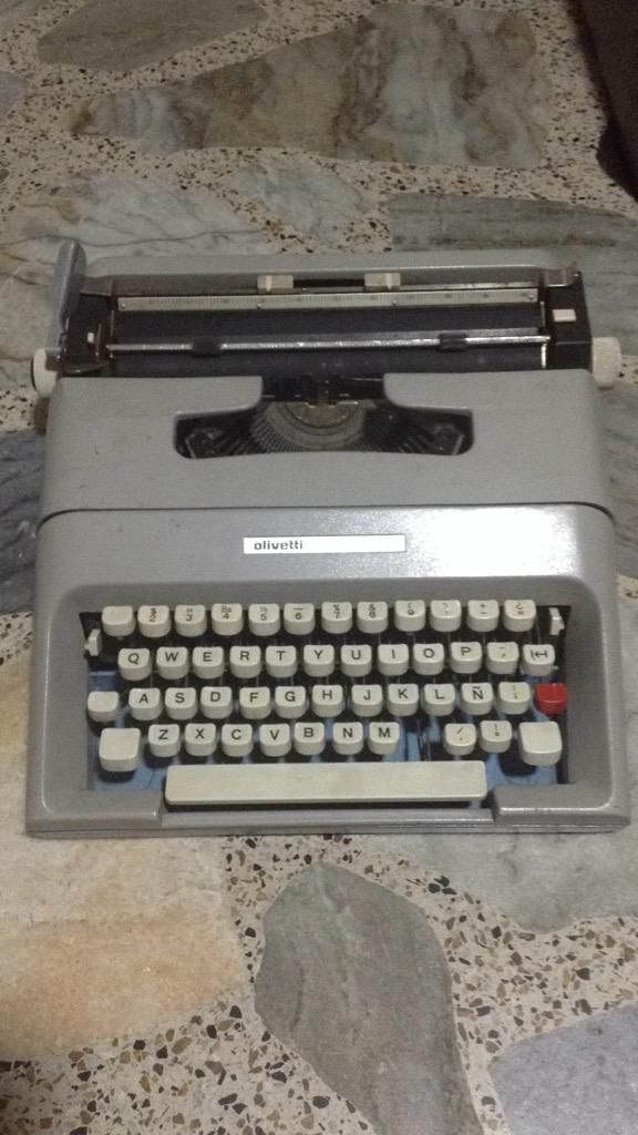 Maquina de Escribir Olivetti Lettera 35
