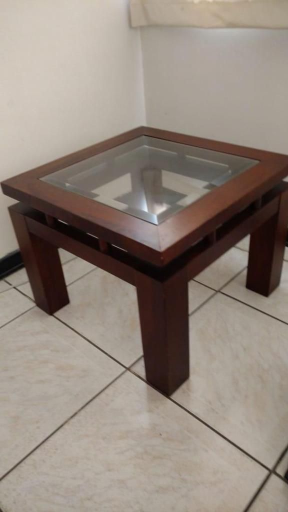 Mesa auxiliar cuadrada madera y vidrio. Mueble usado buen