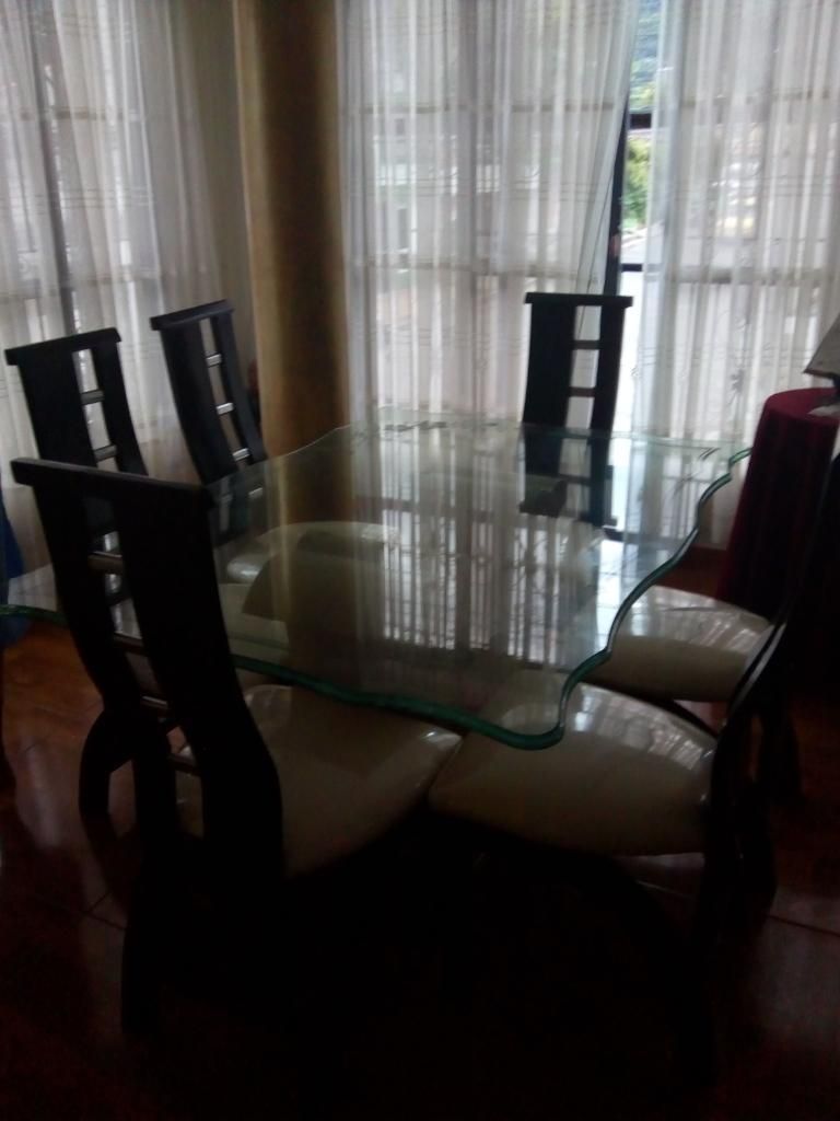 Vendo Hermoso Comedor de 6 Puestos