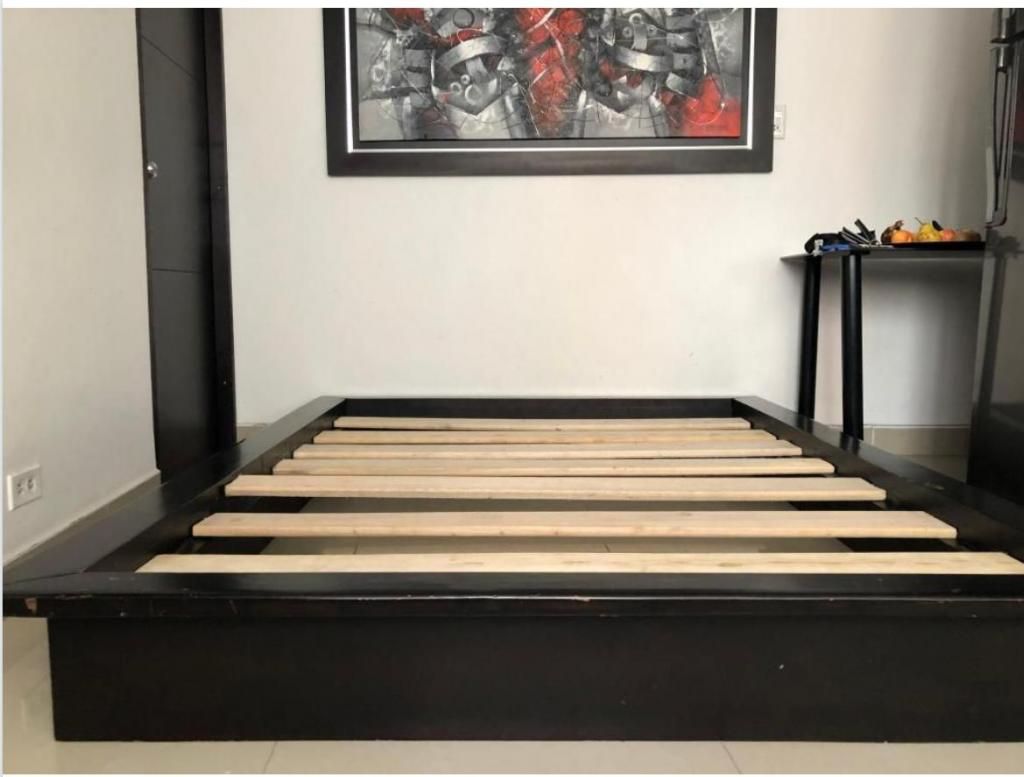 Vendo base cama en madera fina flor morado medida de 140