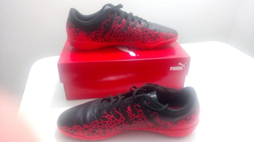 Zapatillas marca Puma para cancha sintética.