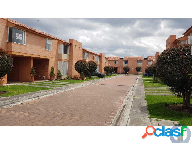 Vendo linda casa dos niveles amplias alcobas