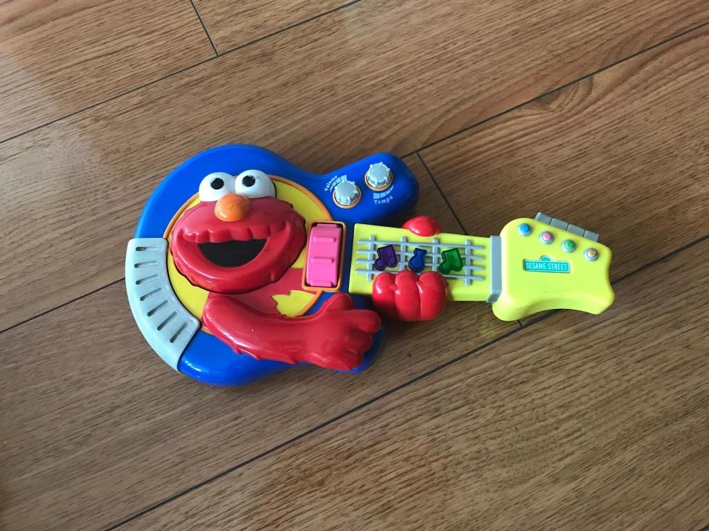 Guitarra Elmo con baterias en perfecto estado