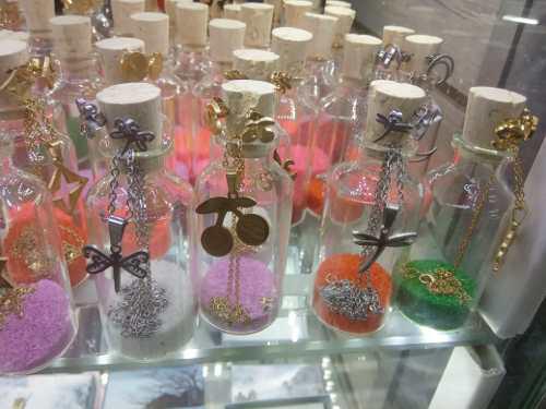 Juegos De Collar Y Aretes En Acero Con Botellitas O Cajas