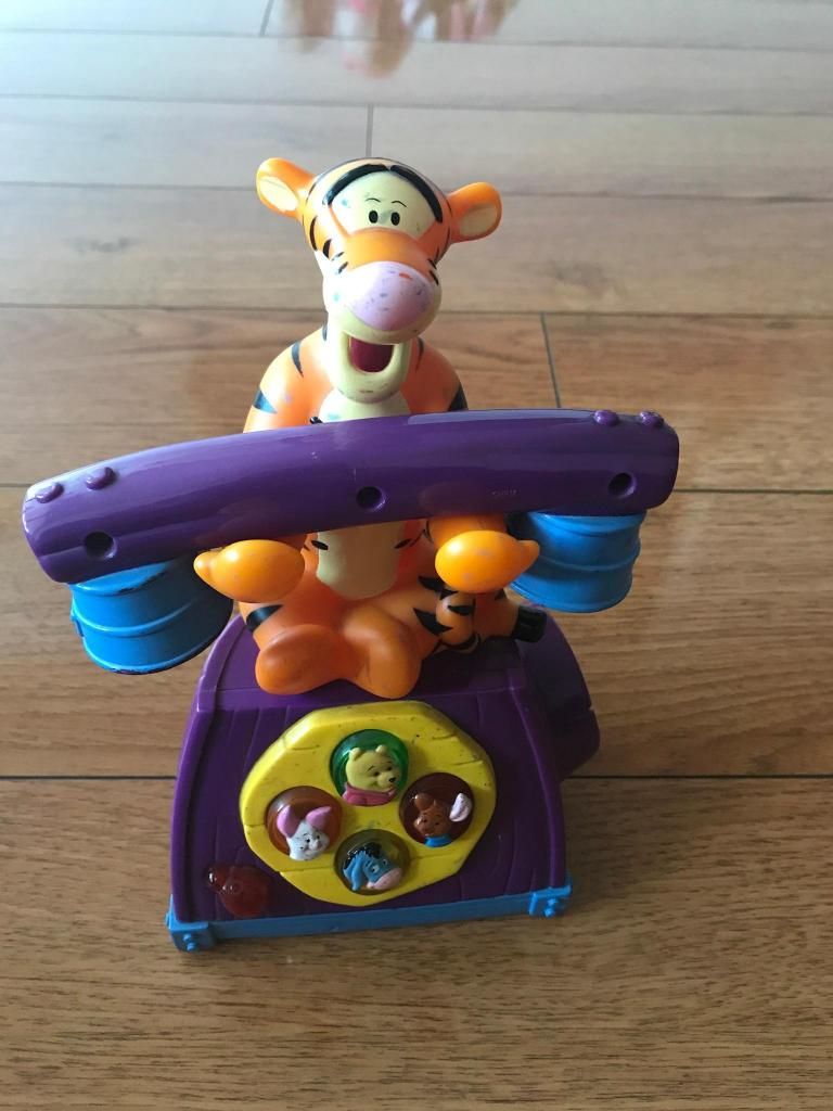 Telefono de tiger y personajes de Winnie Pooh de baterías.