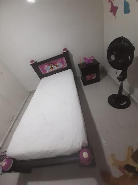 Vendo Cama con Colchón Y Mesa de Noche