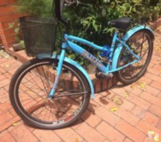 Bicicleta azul para mujer tipo playera