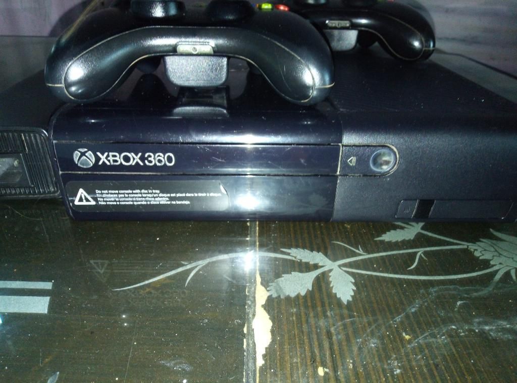 Vendo Xbox 360 Super Slin Dos Controles
