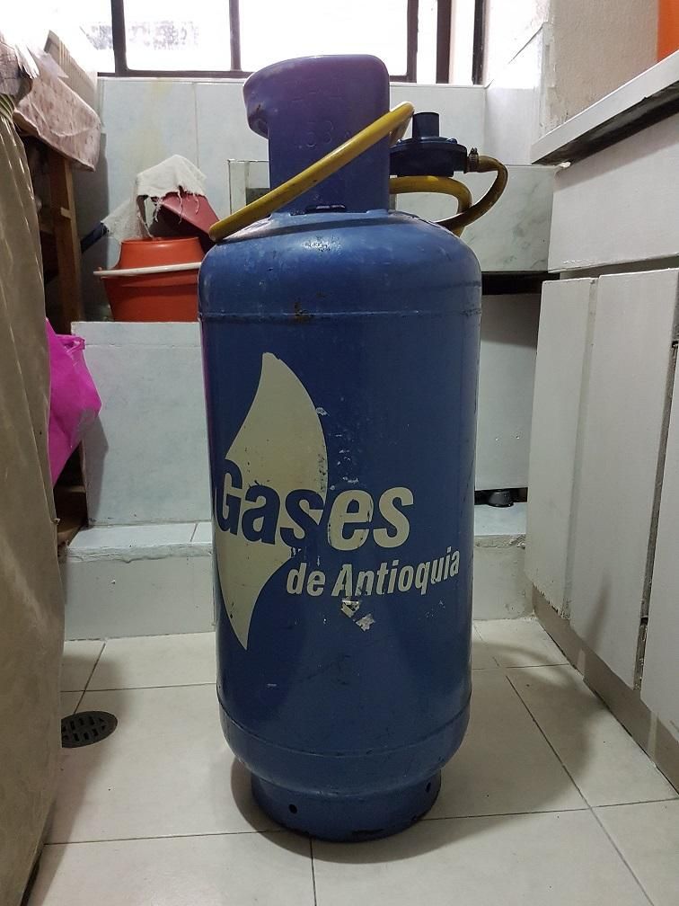 Vendo cilindro de gas de 40 libras vacío con regulador en