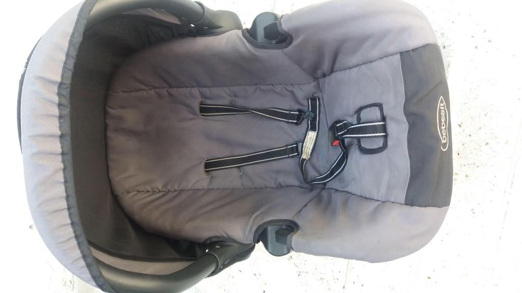 Coche como nuevo con porta bebe
