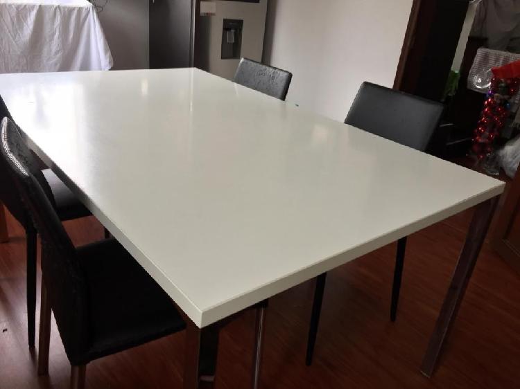 Mesa de comedor moderna