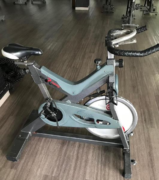 Venta de bicicletas de spinning y barras con peso integrado