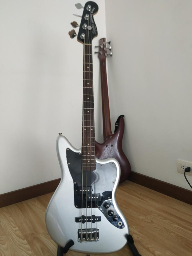 bajo Fender Squier Jaguar Bass