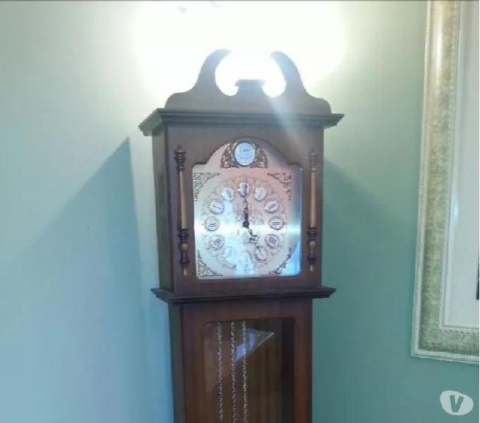Reloj antiguo en madera