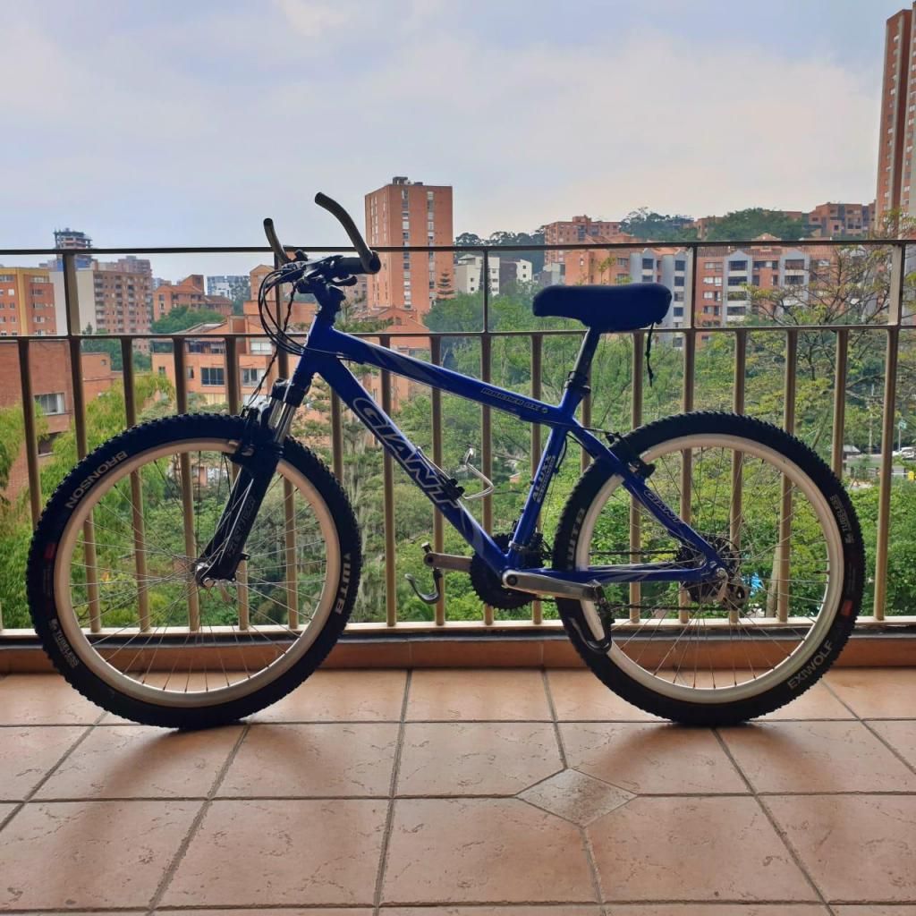 Bicicleta Giant Aluminio Excelente Estado . Color azul