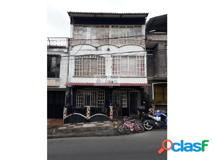 Casa en Mercedes Norte de tres niveles con renta