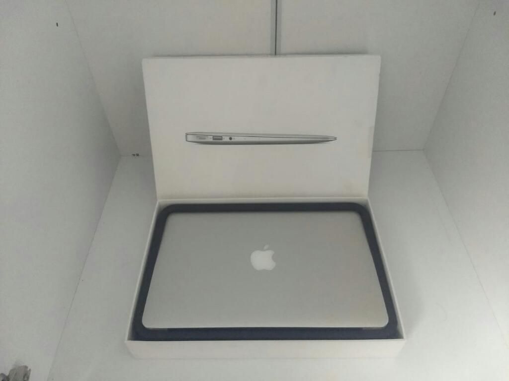 Macbook Air de 11 pulgadas  Core I5 con 4 en ram y 128