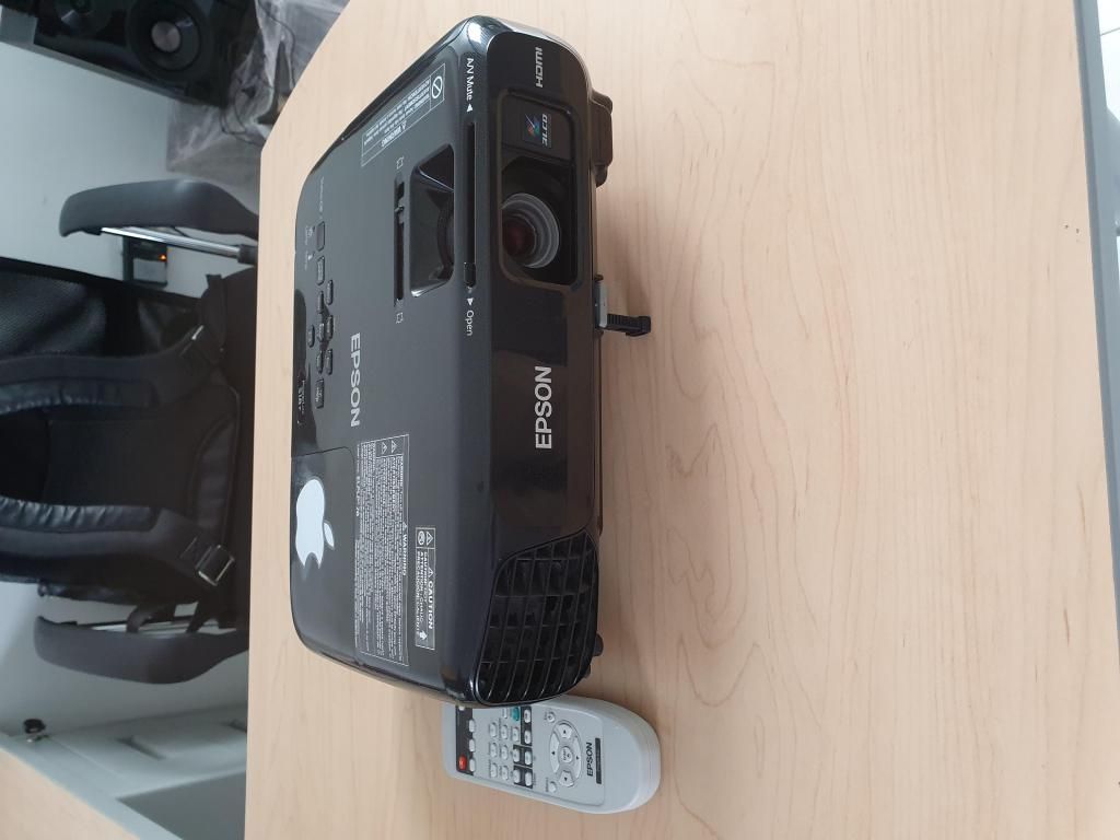 Vendo proyector EPSON PowerLite S018 con control y VGA