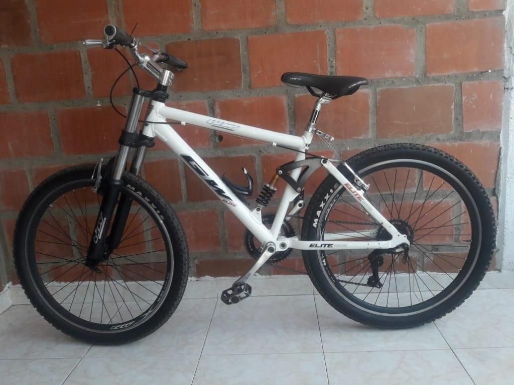 VENDO BICICLETA DOBLE SUSPENSION COLOR BLANCA RIN 26 TALLA S