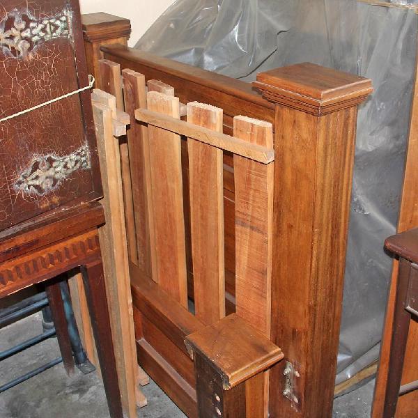 Cama Antigua en Madera con Bocel y Torretas en Cabeceras